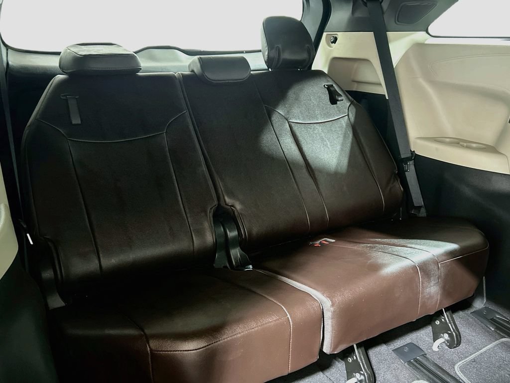 Used 2021 Toyota Sienna Platinum FWD image 28