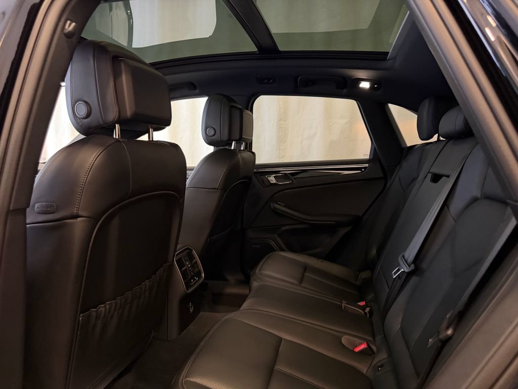 Certified 2026 Porsche Macan AWD/4WD image 24