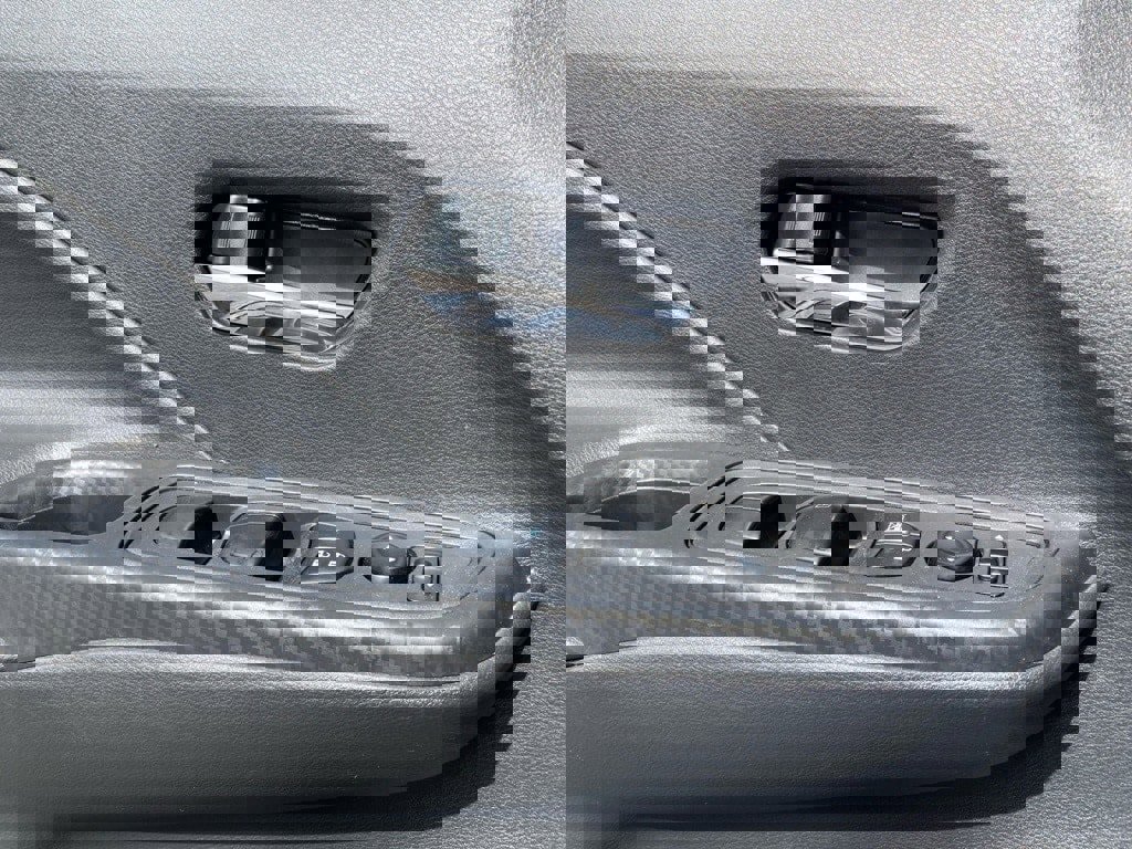 Used 2025 Nissan Versa SV image 9