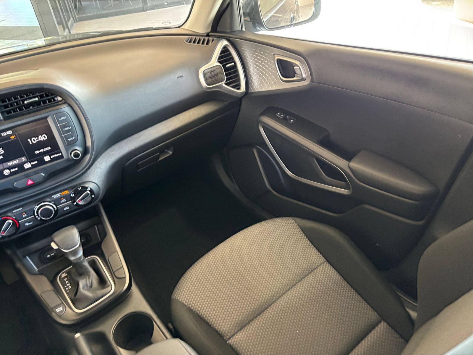 Used 2025 Kia Soul LX w/ LX Technology Package FWD image 32