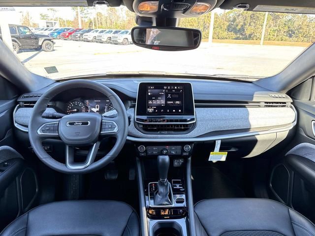 Used 2025 Jeep Compass Latitude image 12