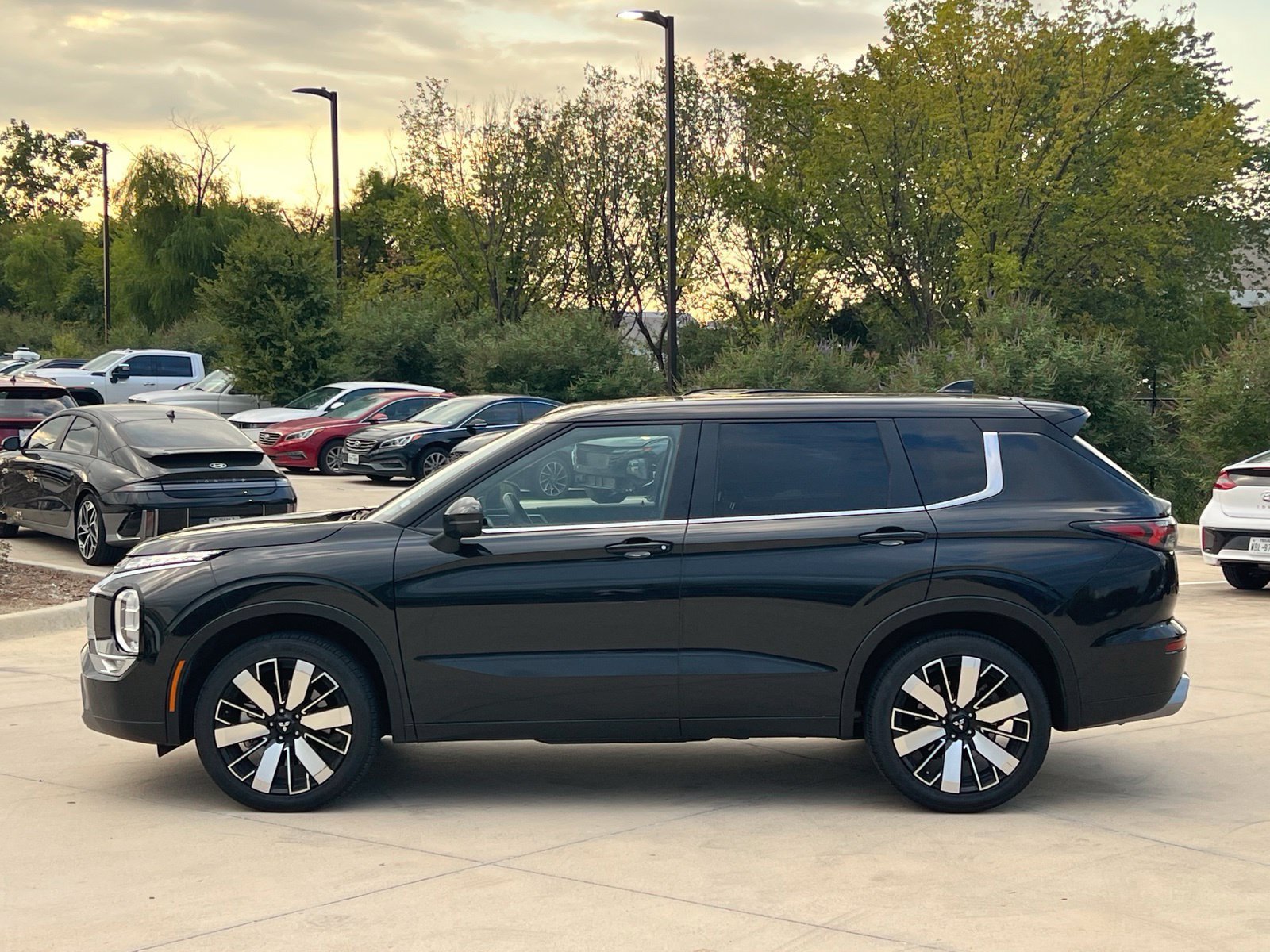 Used 2025 Mitsubishi Outlander SE FWD image 6
