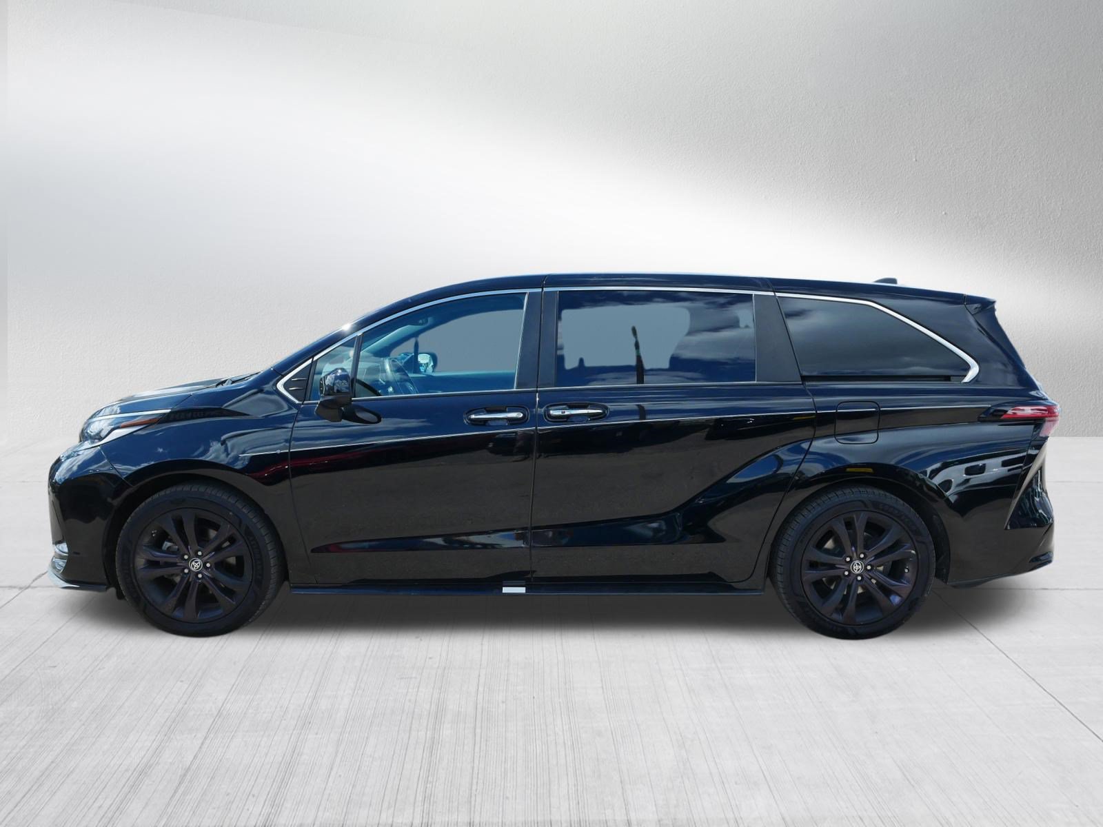 Used 2021 Toyota Sienna XSE FWD image 4