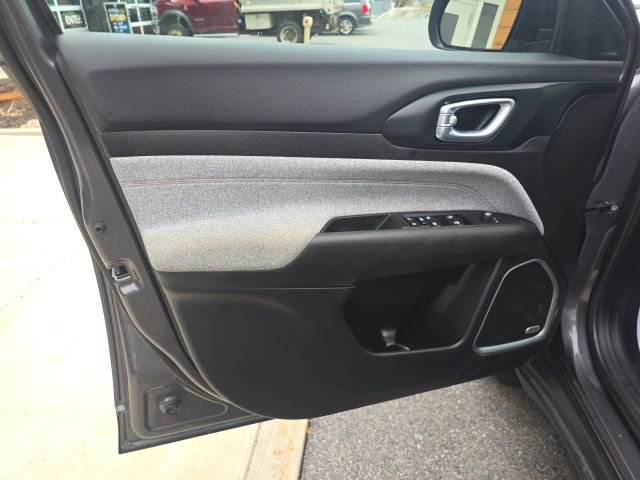 Used 2024 Jeep Compass Latitude w/ Sun and Sound Group AWD/4WD image 11