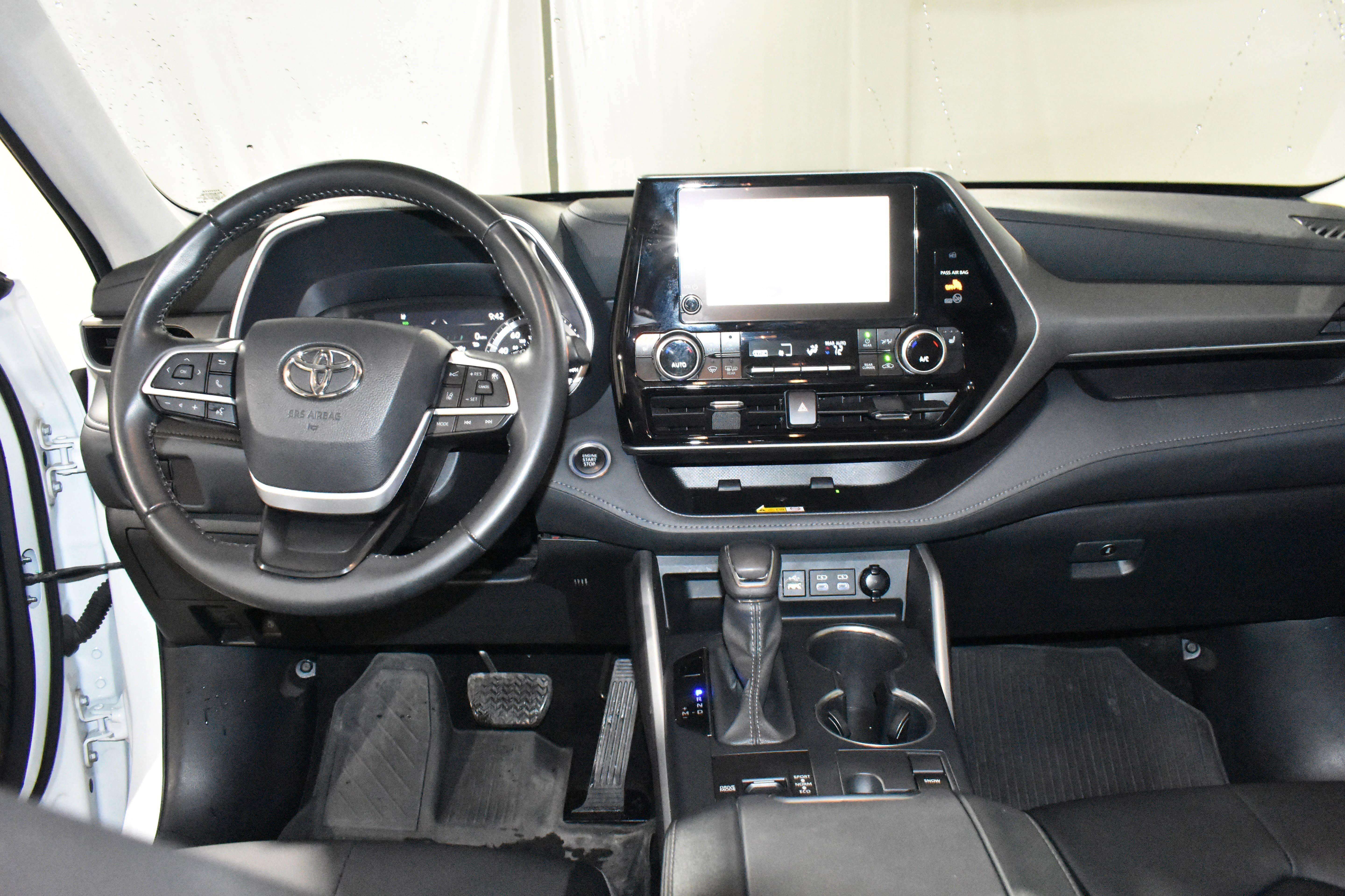 Used 2025 Toyota Highlander XLE FWD image 34