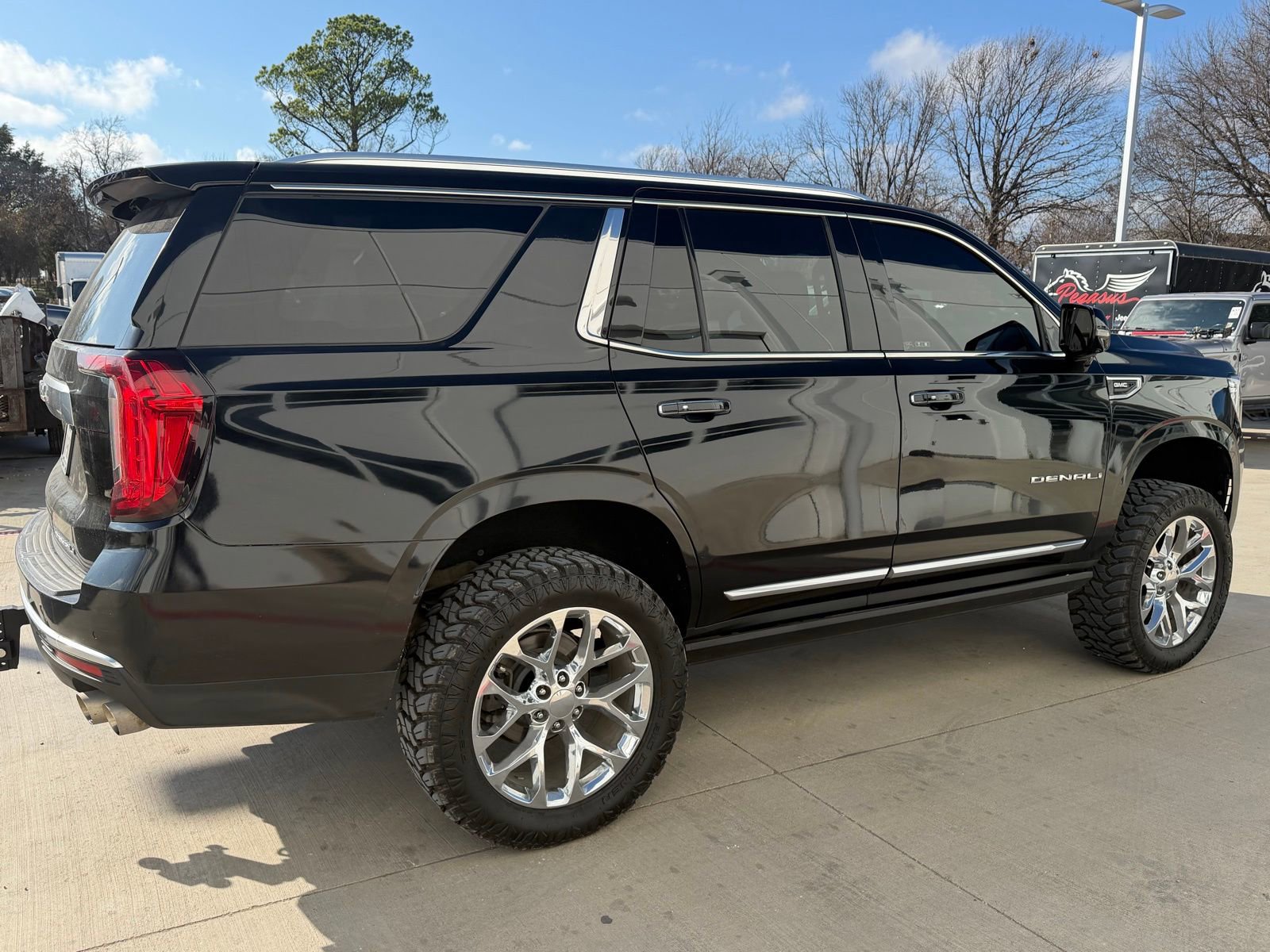 Used 2022 GMC Yukon Denali w/ Denali Premium Package image 4