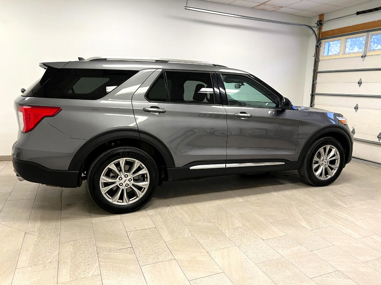 Used 2024 Ford Explorer Limited image 12