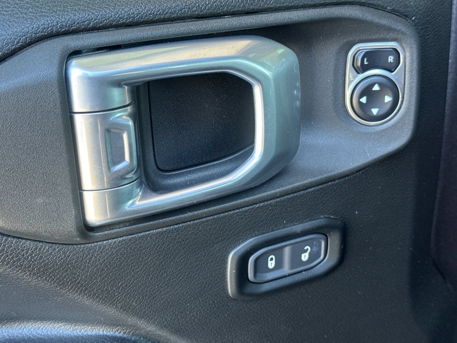 Used 2024 Jeep Wrangler Unlimited AWD/4WD image 12