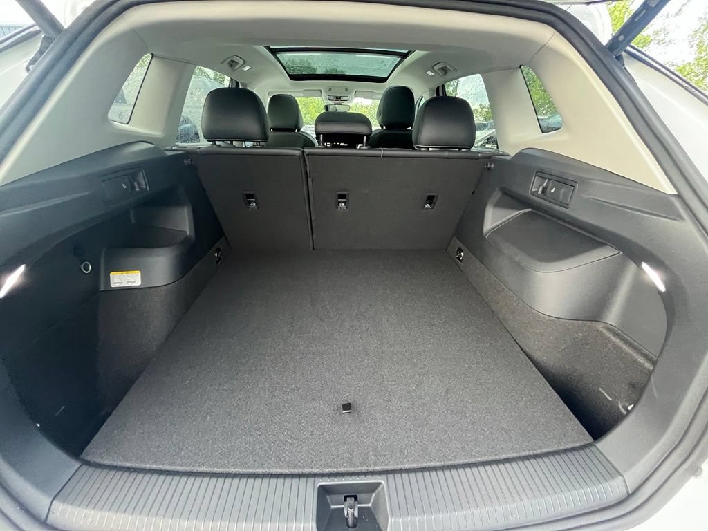 Certified 2025 Volkswagen Tiguan SE w/ Panoramic Sunroof Package AWD/4WD image 28