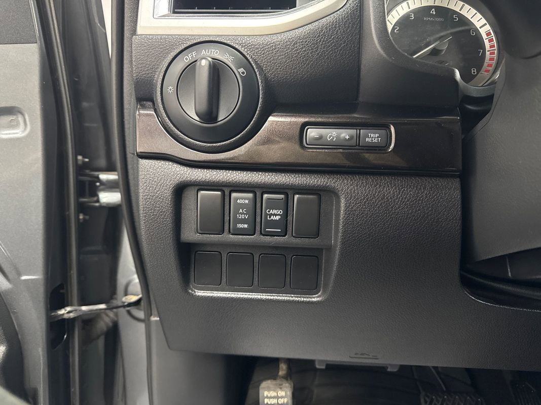 Used 2018 Nissan Titan SV w/ SV Convenience Package image 9