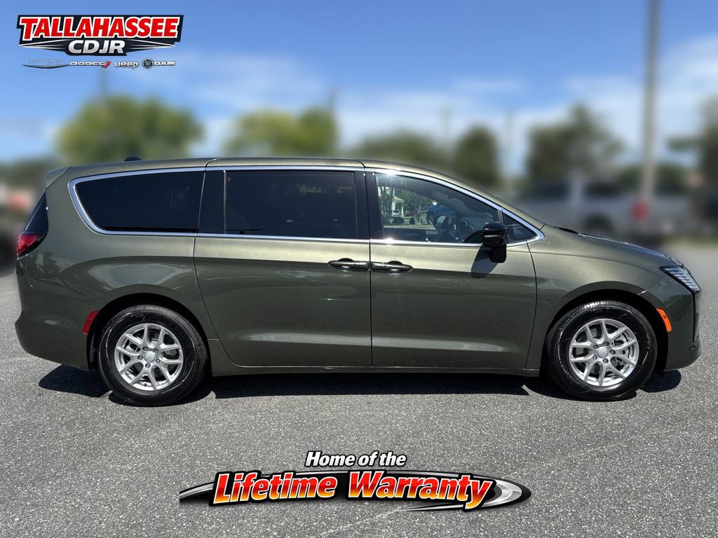 New 2027 Chrysler Pacifica Select FWD image 2