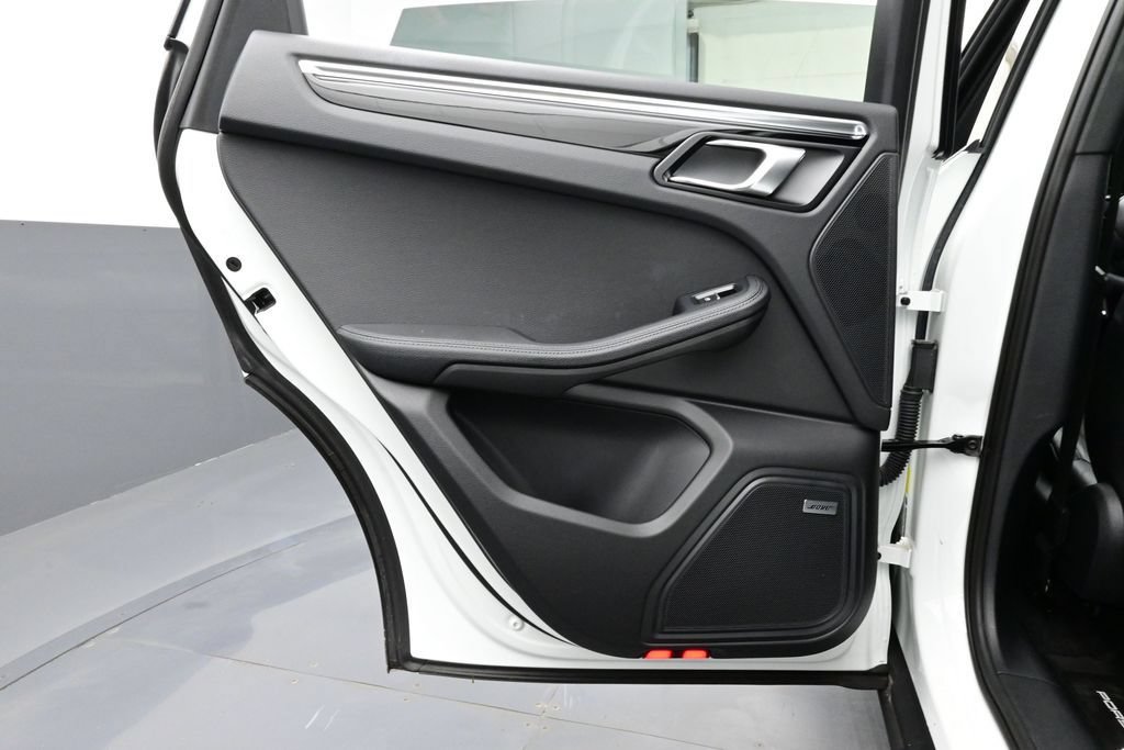 Certified 2025 Porsche Macan AWD/4WD image 13