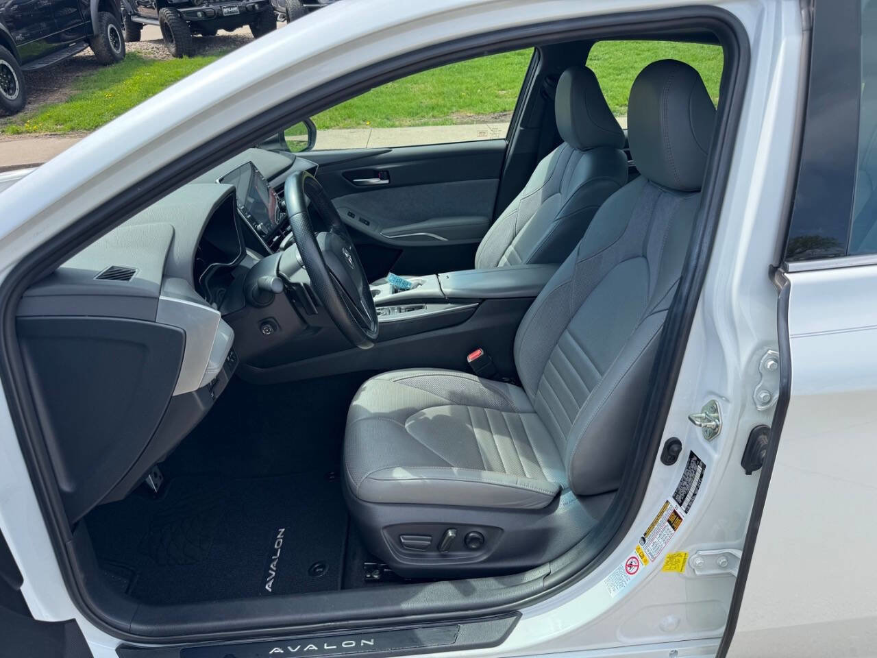Used 2019 Toyota Avalon Touring w/ Advanced Safety Package FWD image 11