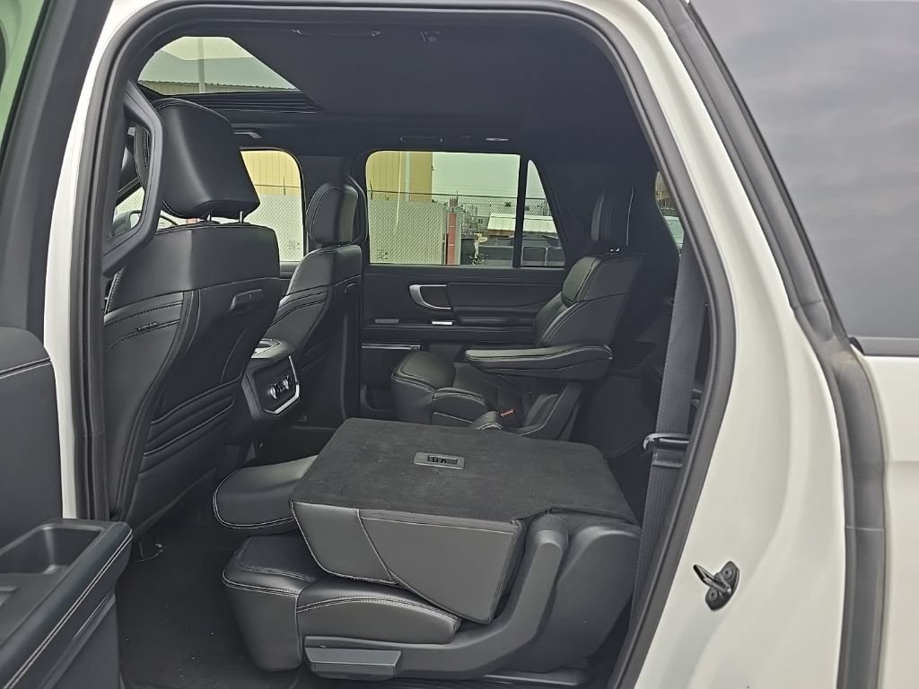 Used 2025 Ford Expedition Max Platinum w/ Stealth Appearance Package AWD/4WD image 17