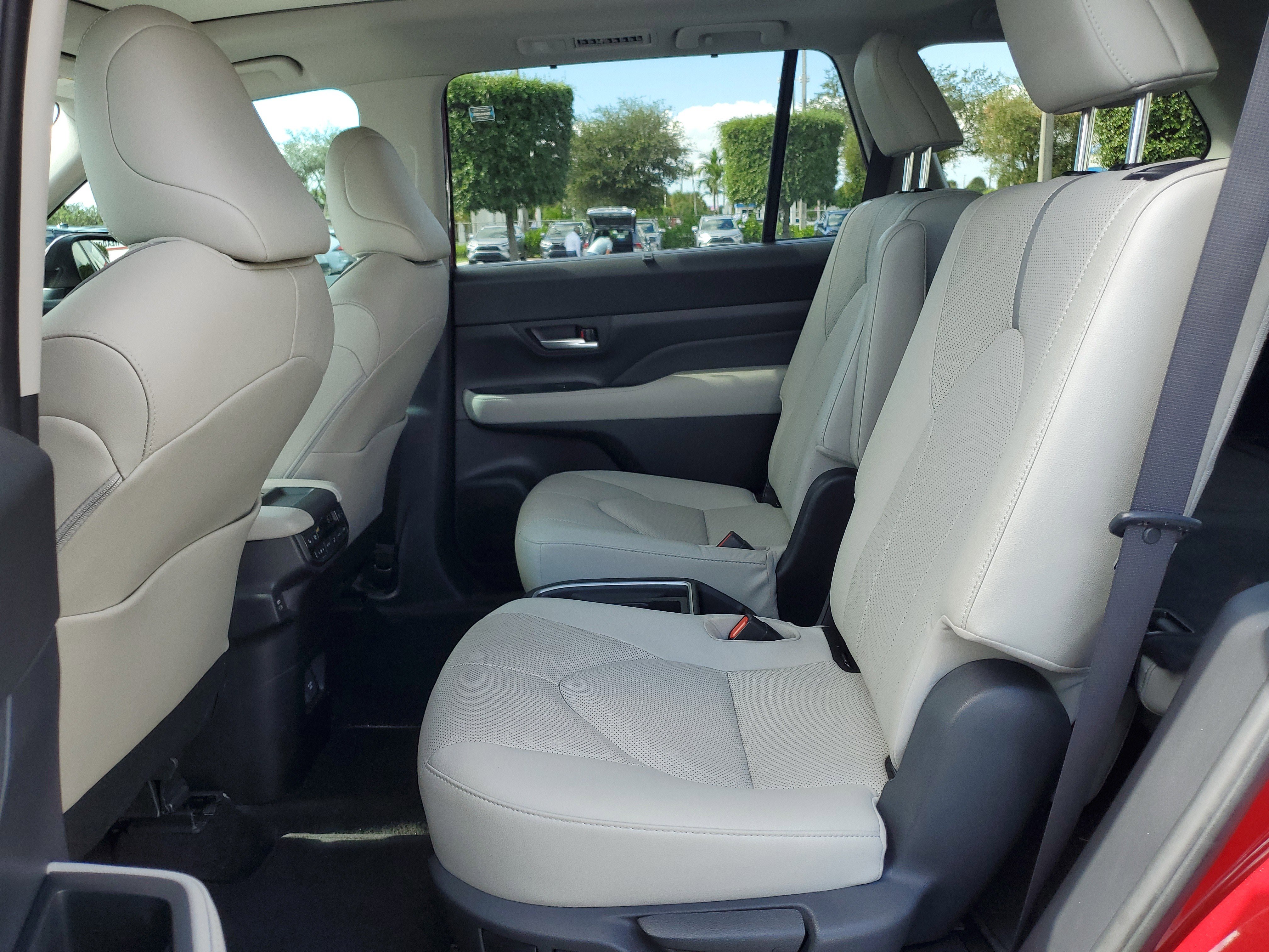 Used 2024 Toyota Grand Highlander Platinum image 18