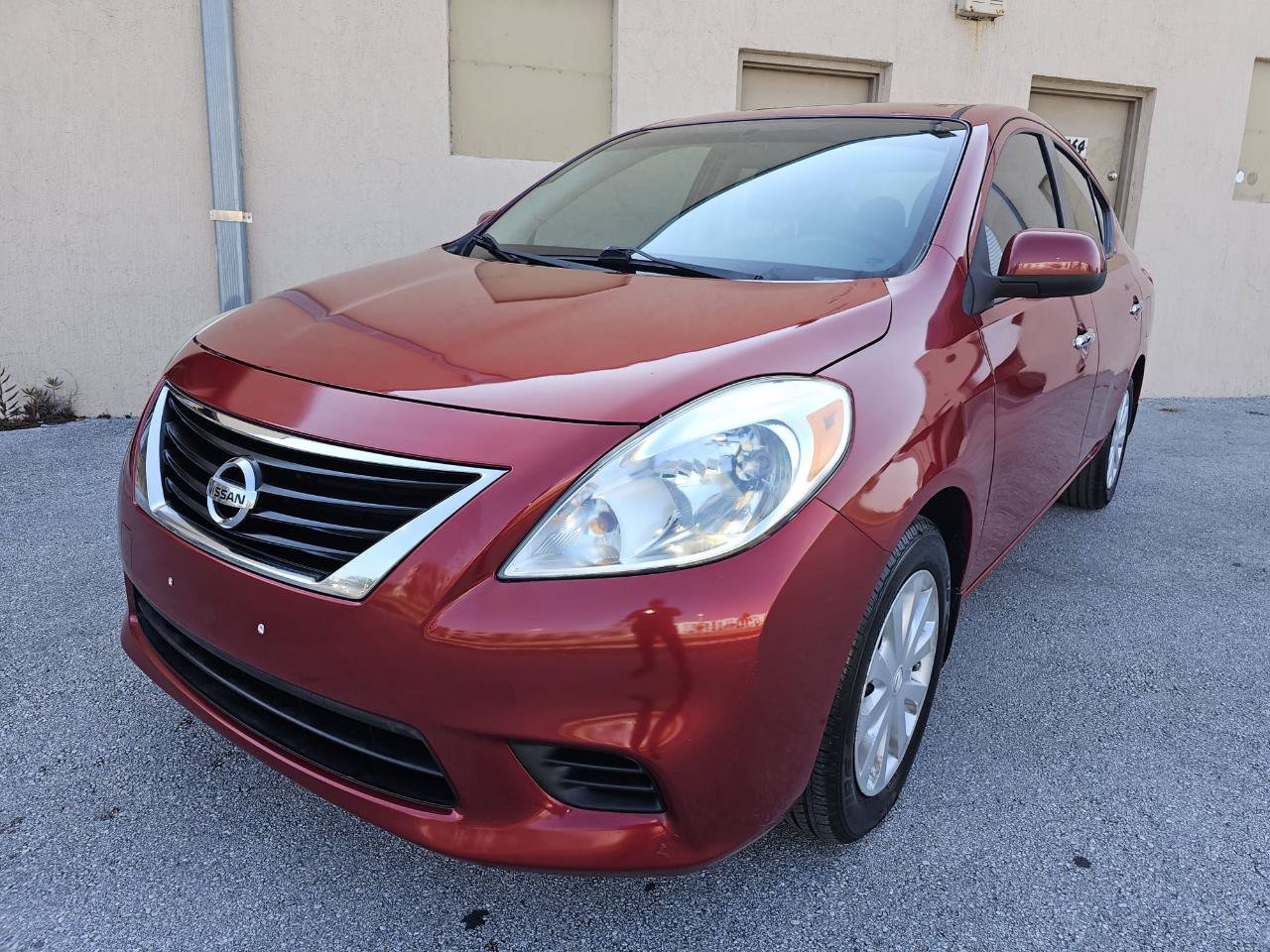 Used 2013 Nissan Versa SV FWD image 3