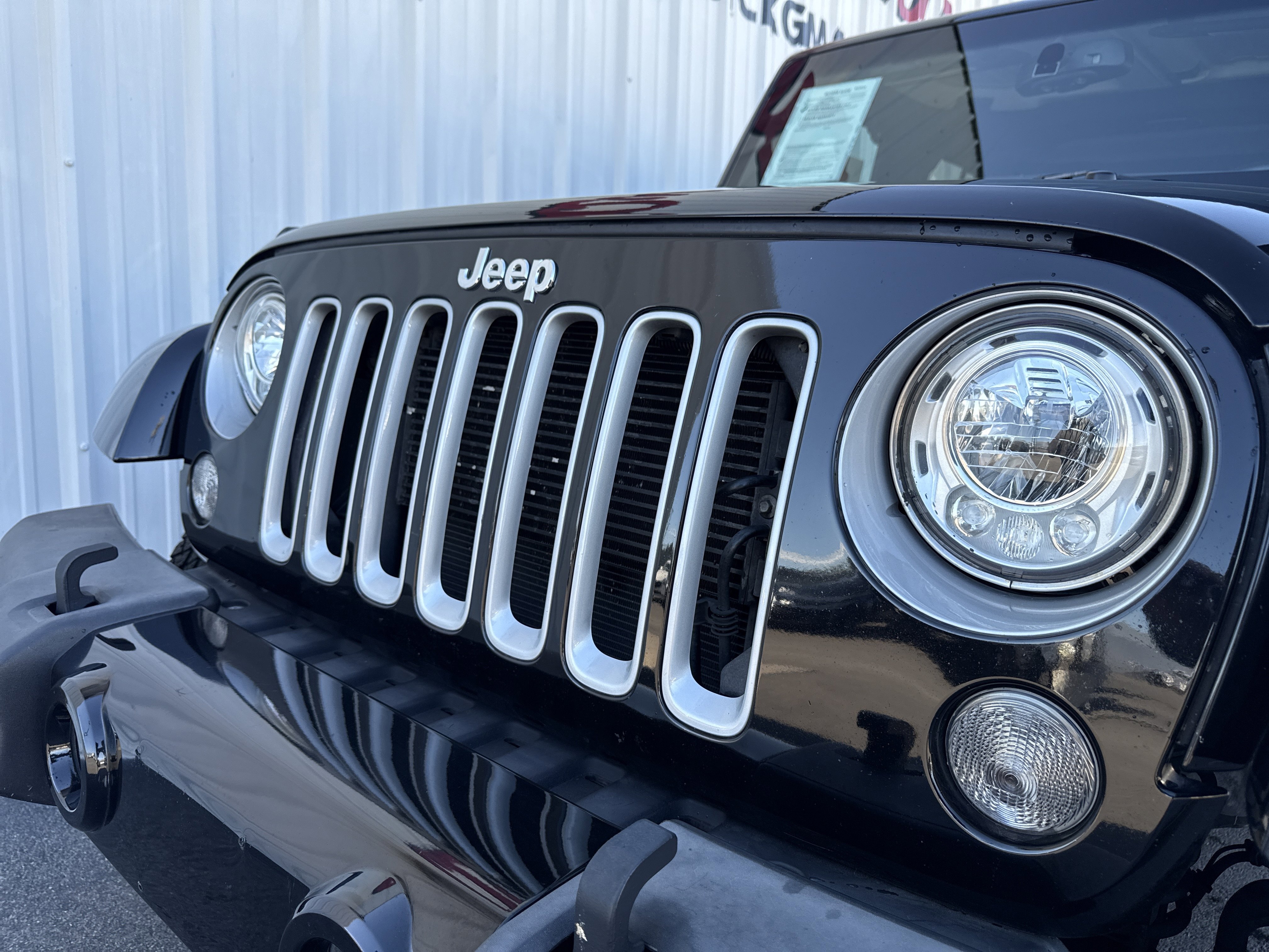 Used 2018 Jeep Wrangler Unlimited Sahara w/ Connectivity Group image 8