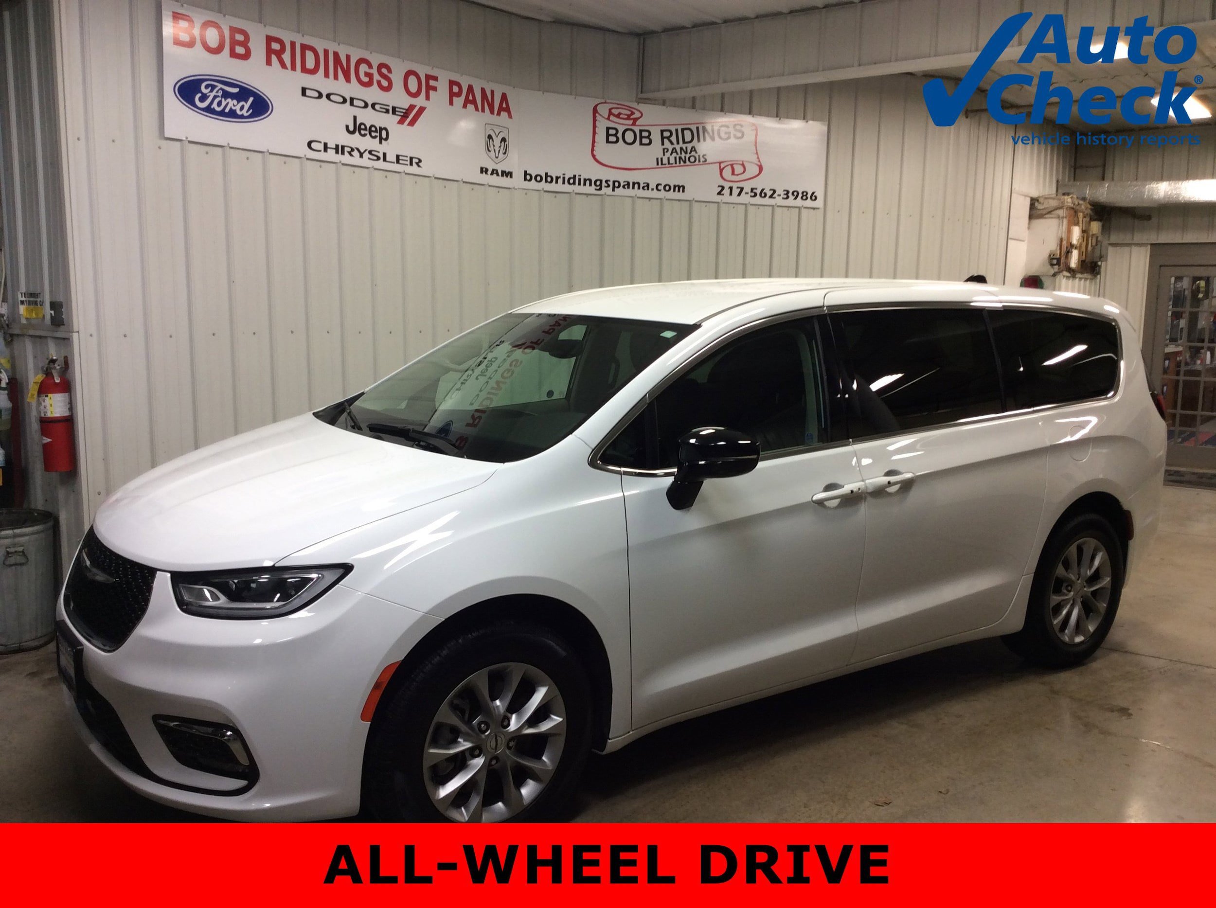 Used 2024 Chrysler Pacifica Touring-L AWD/4WD image 1