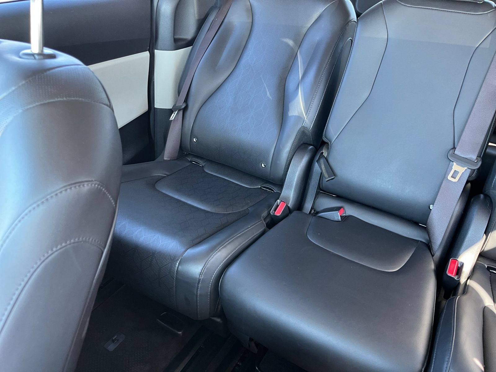 Used 2023 Kia Carnival LX FWD image 40