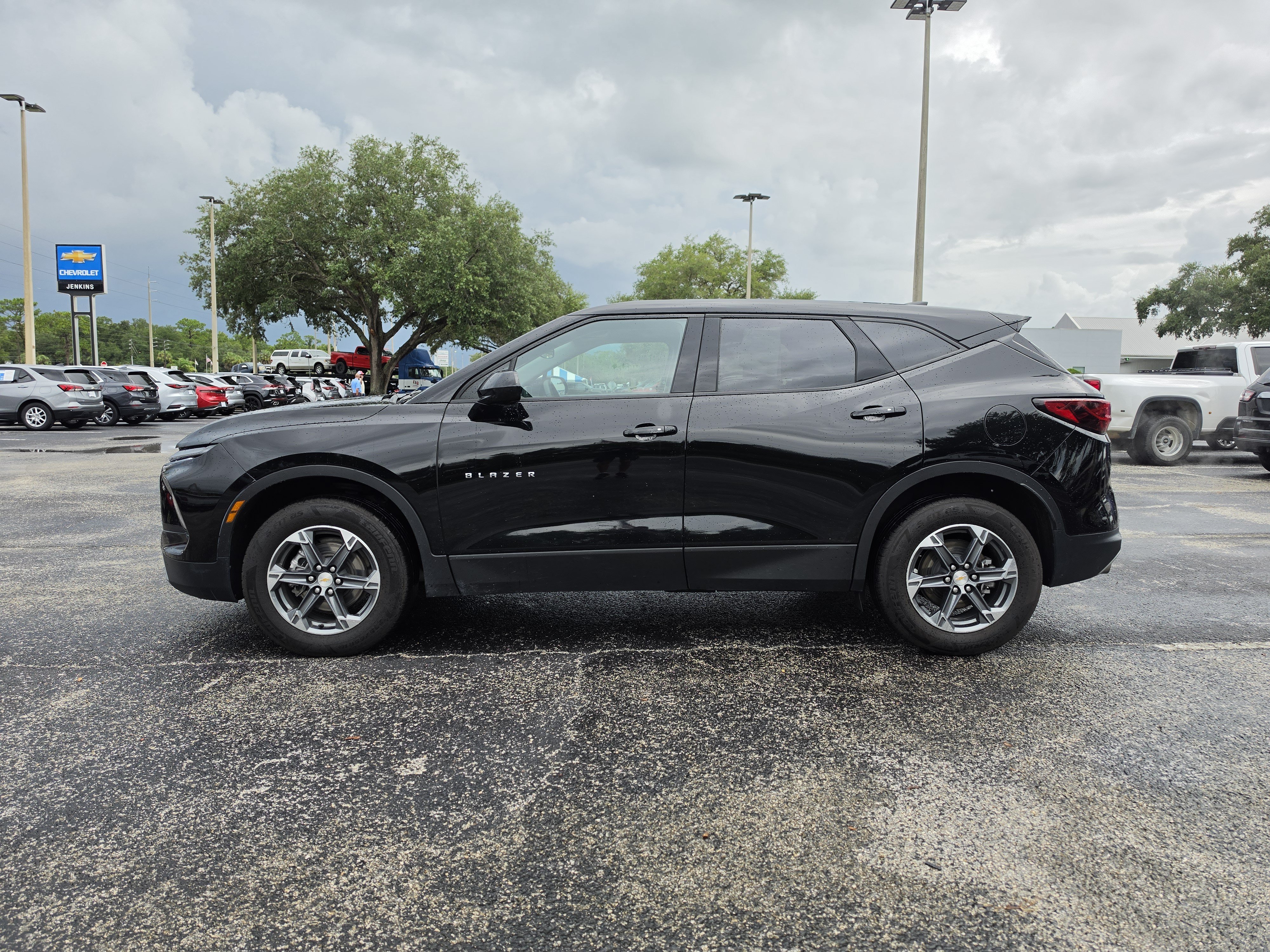Used 2025 Chevrolet Blazer LT FWD image 9