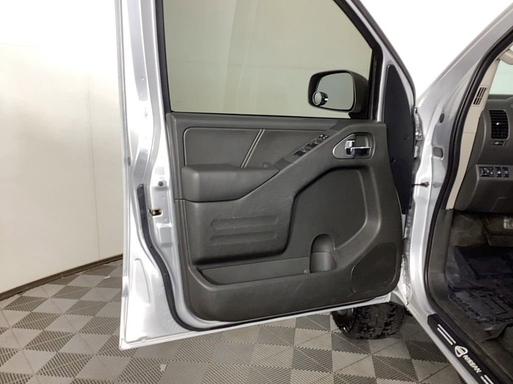 Used 2015 Nissan Frontier PRO-4X image 18