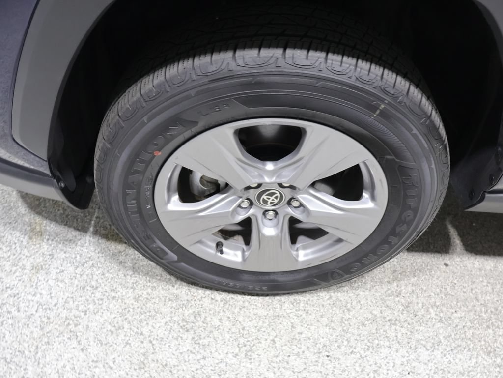 Used 2025 Toyota RAV4 XLE AWD/4WD image 9