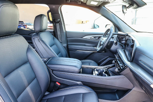 Used 2025 Chevrolet Traverse LT AWD/4WD image 18