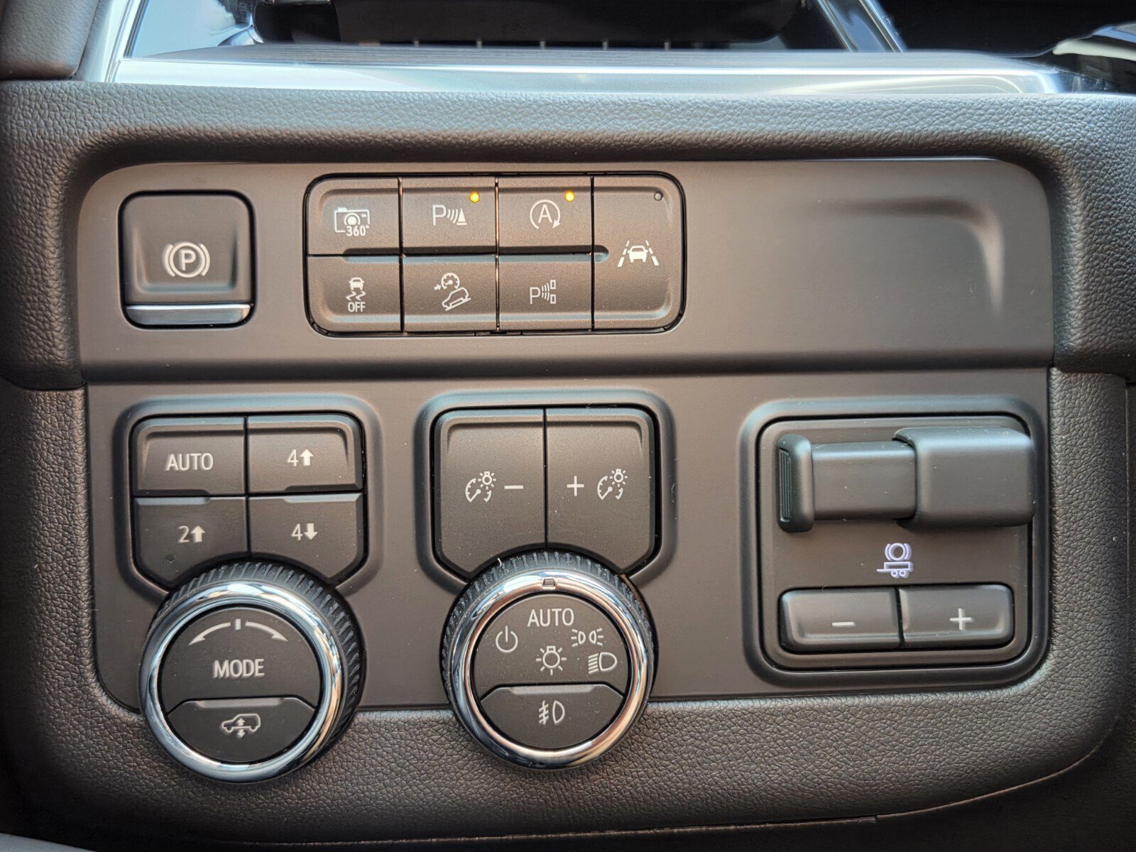 New 2026 Chevrolet Suburban Z71 w/ Z71 Off-Road Package AWD/4WD image 14