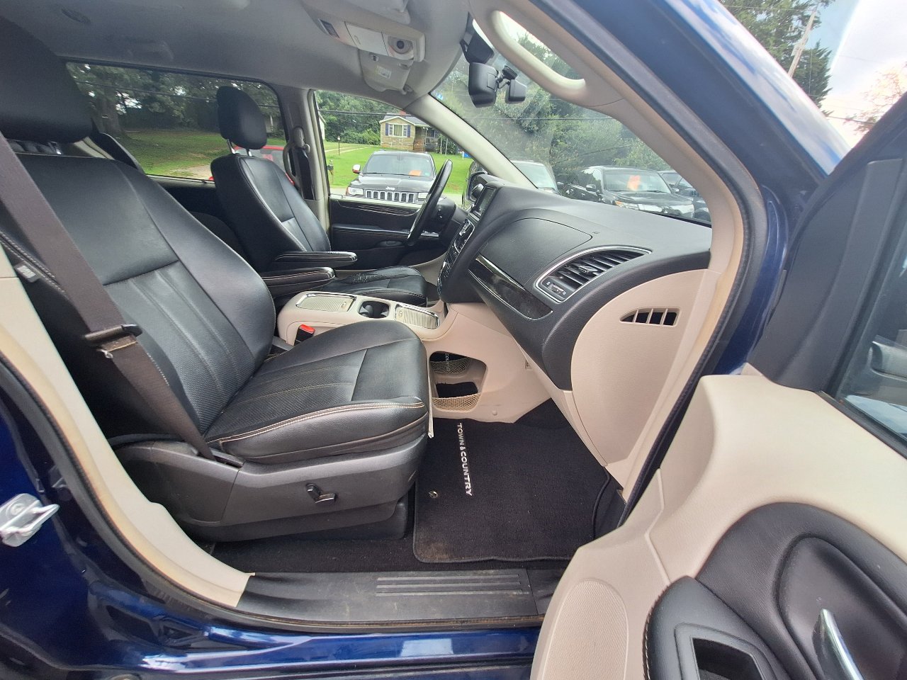 Used 2015 Chrysler Town & Country Touring-L w/ Driver Convenience Group image 36