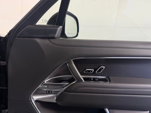 Used 2025 Land Rover Range Rover SE image 17
