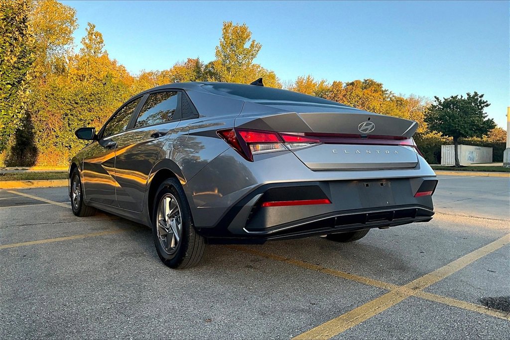 Used 2025 Hyundai Elantra SE image 4