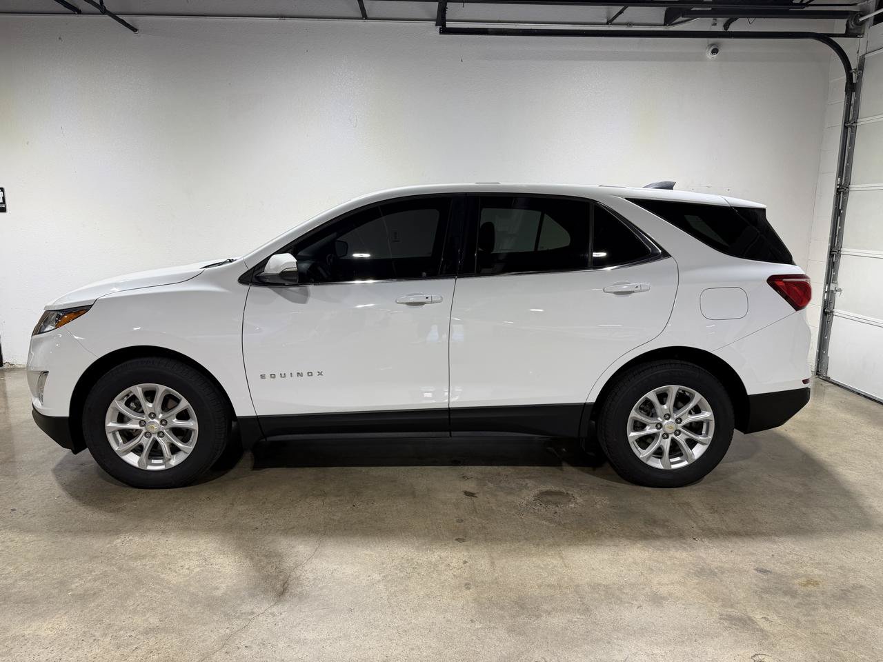 Used 2018 Chevrolet Equinox LT FWD image 2