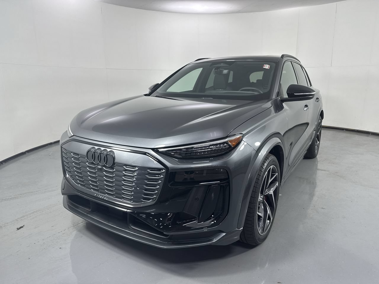 Used 2025 Audi SQ6 e-tron Premium Plus w/ Premium Plus AWD/4WD image 24