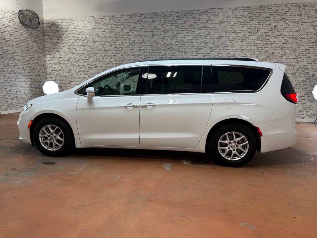 Used 2022 Chrysler Pacifica Touring-L FWD image 4