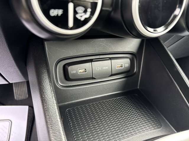 Used 2022 Hyundai Venue Limited image 16