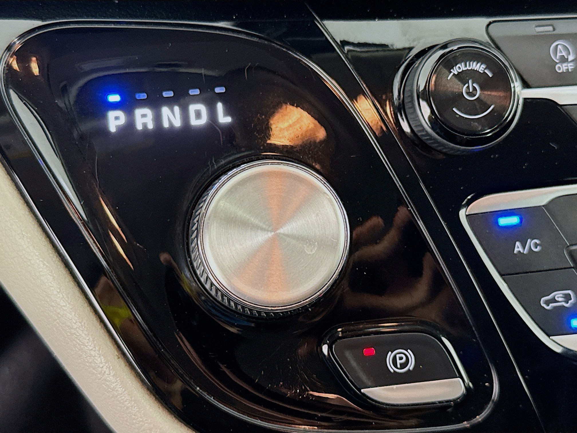 Used 2020 Chrysler Voyager L FWD image 18
