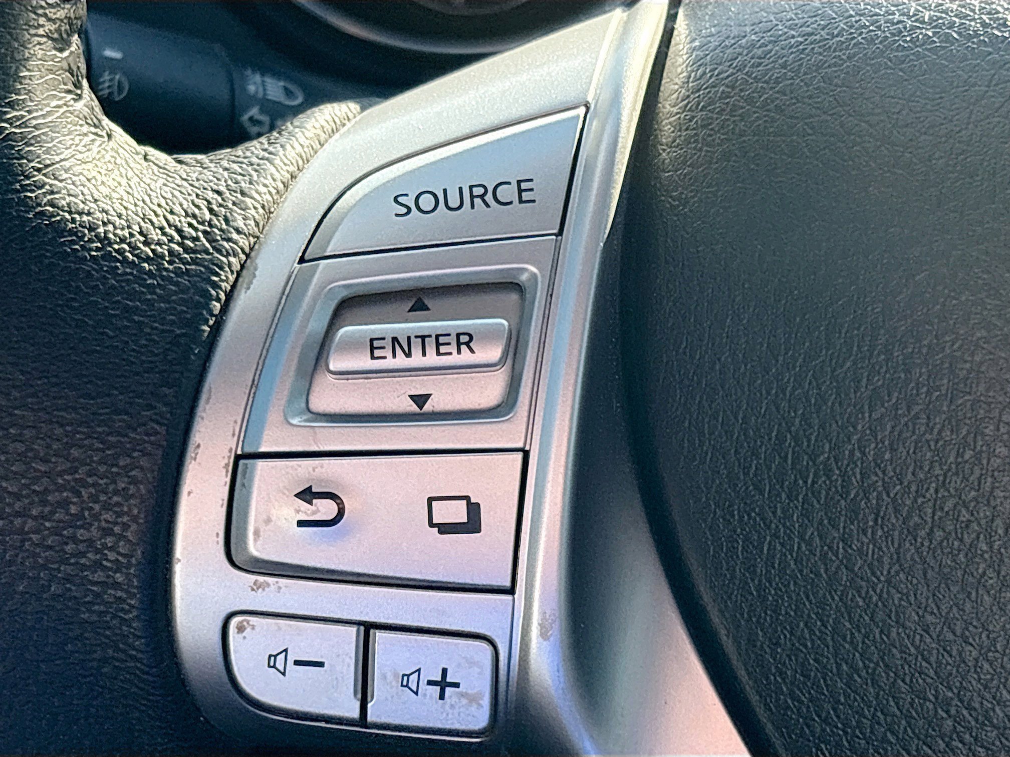 Used 2016 Nissan Rogue SL w/ SL Premium Package image 36