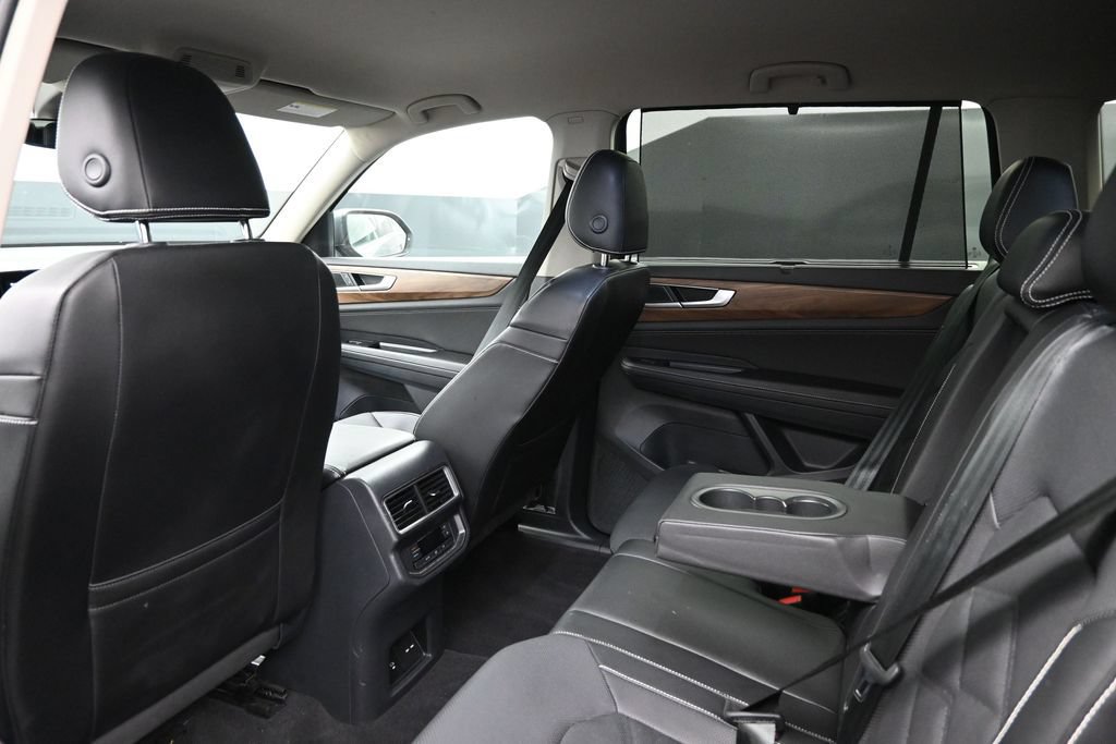 Used 2025 Volkswagen Atlas SE AWD/4WD image 17