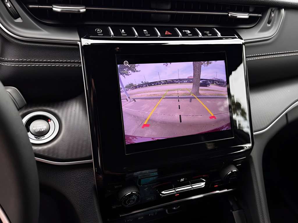 Used 2025 Jeep Grand Cherokee Laredo AWD/4WD image 8