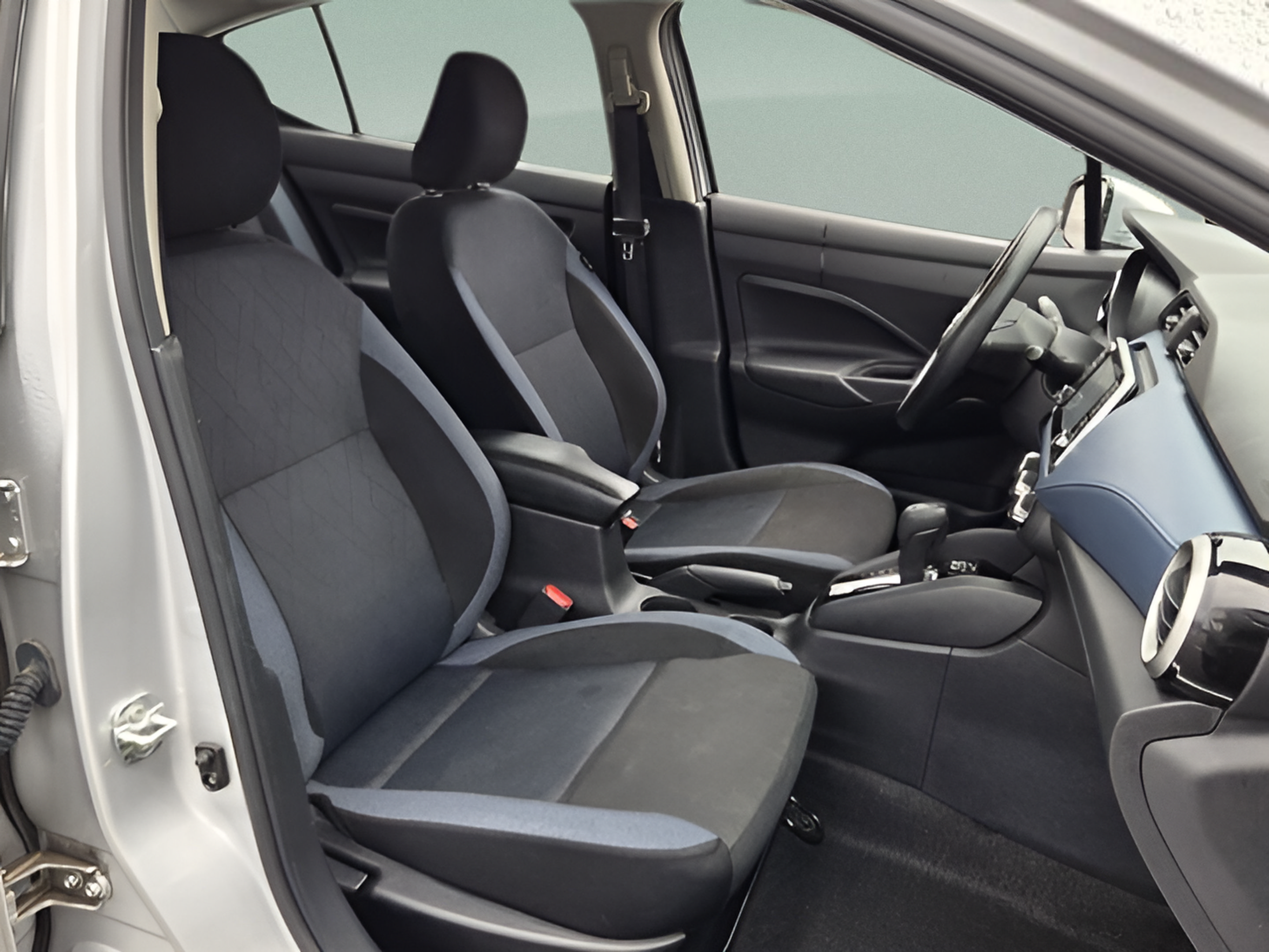 Used 2025 Nissan Versa SV FWD image 15