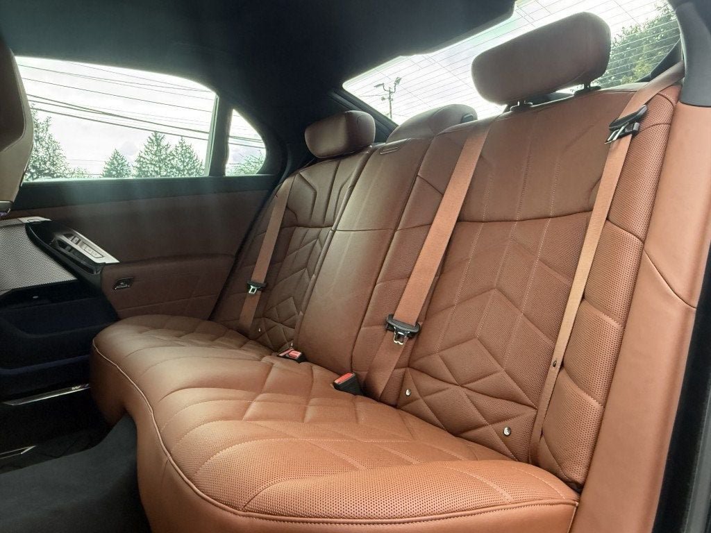 Used 2024 BMW 760i xDrive w/ Executive Package AWD/4WD image 28