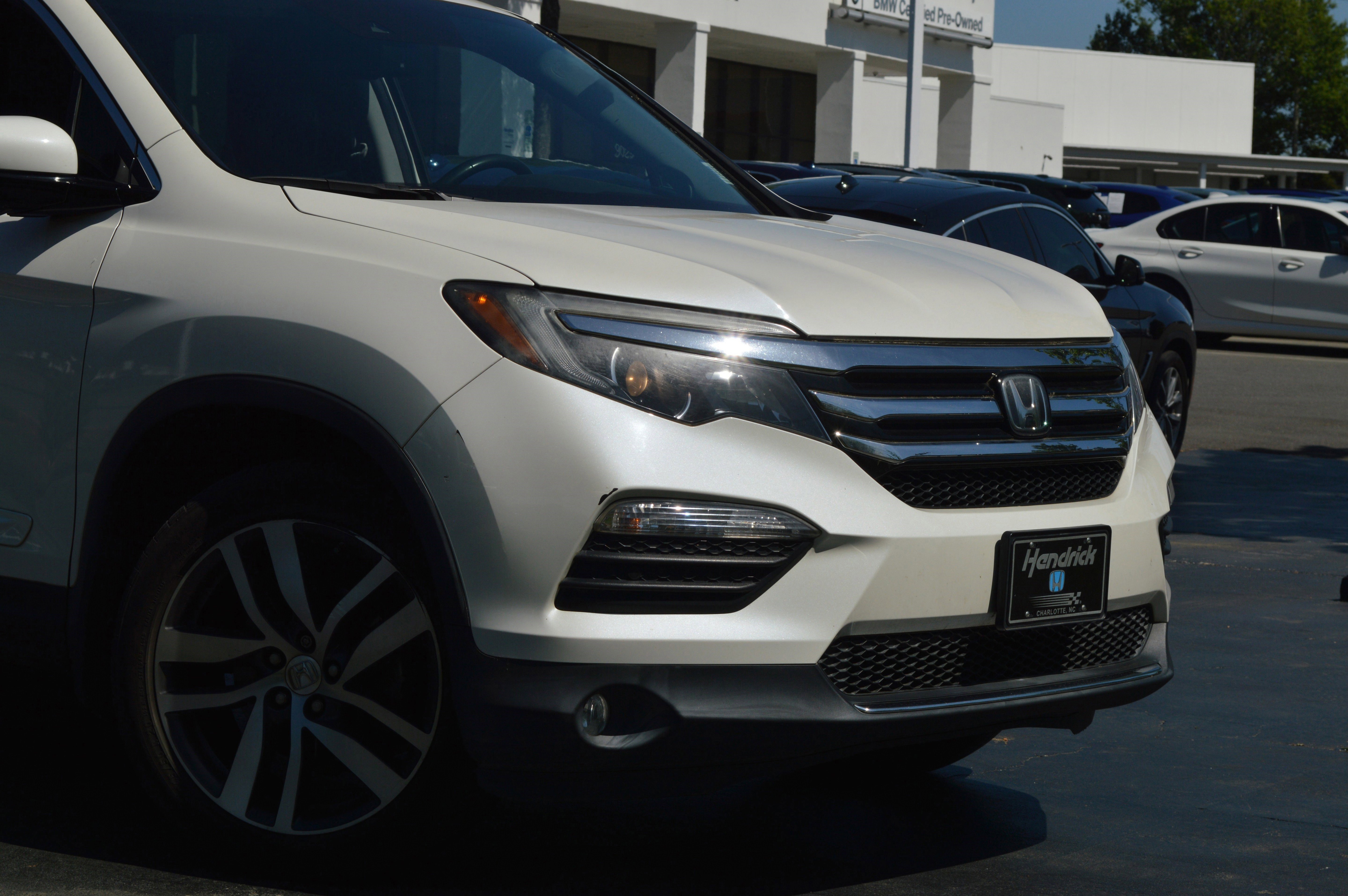 Used 2017 Honda Pilot Touring image 2