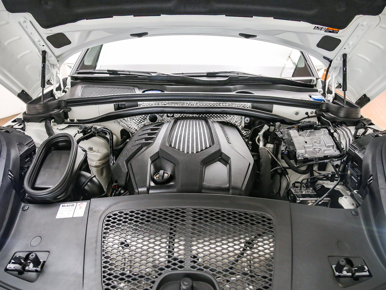 Certified 2024 Porsche Macan AWD/4WD image 32