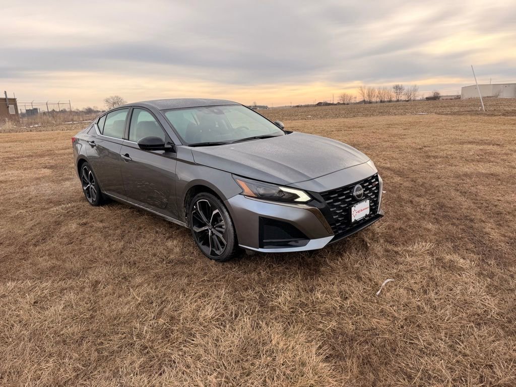 Used 2025 Nissan Altima 2.5 SR image 3