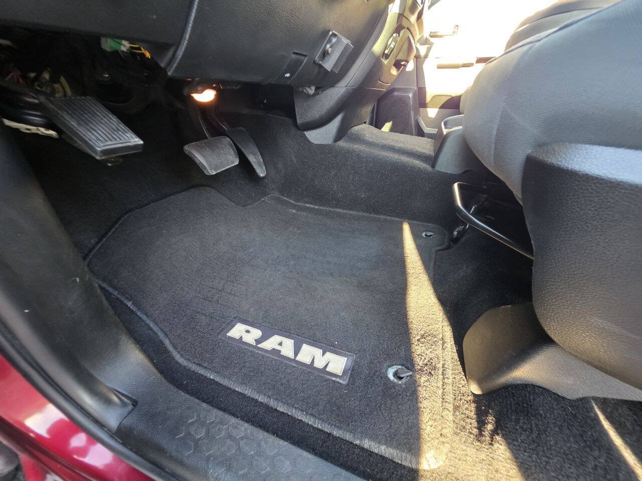 Used 2018 RAM 1500 Classic SLT AWD/4WD image 14