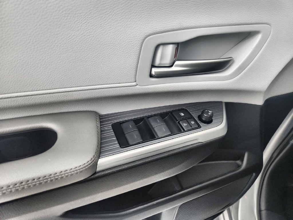 Used 2025 Toyota Sienna XLE FWD image 23