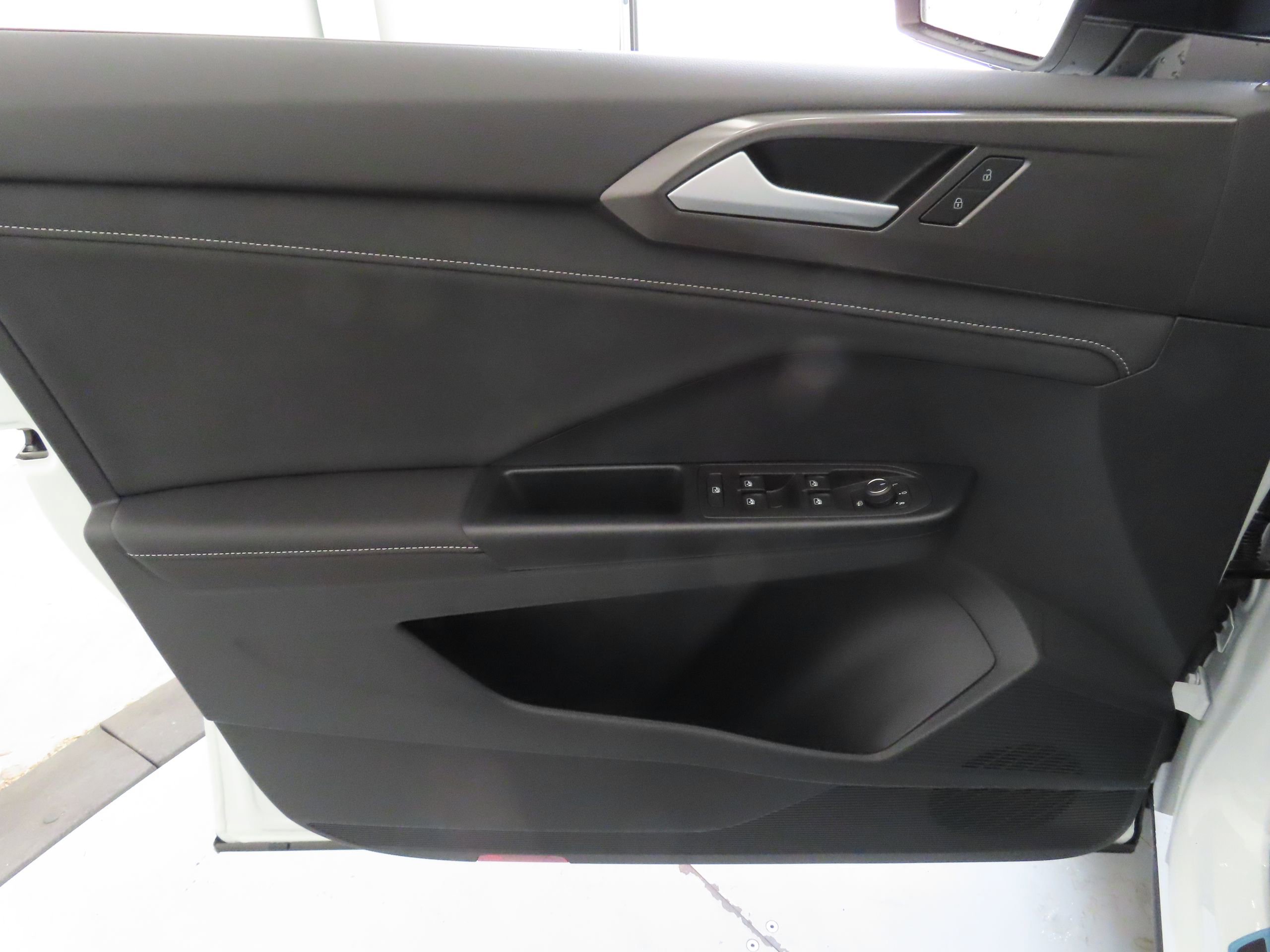 New 2026 Volkswagen Taos SE FWD image 10