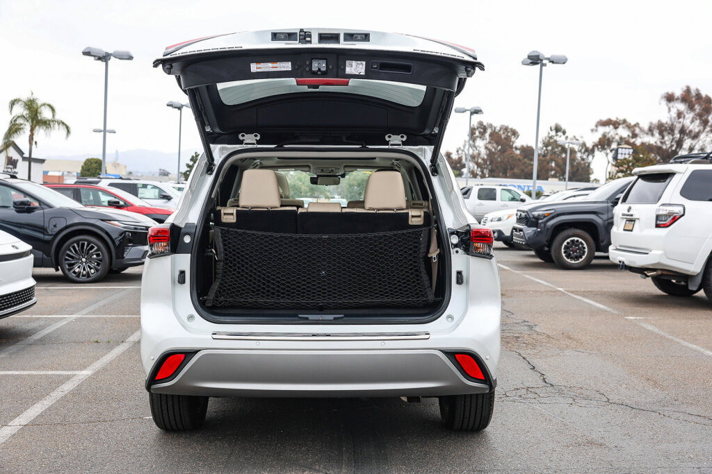 Used 2023 Toyota Highlander Platinum FWD image 32