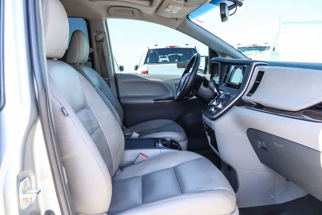 Used 2015 Toyota Sienna XLE w/ XLE Navigation Package FWD image 15