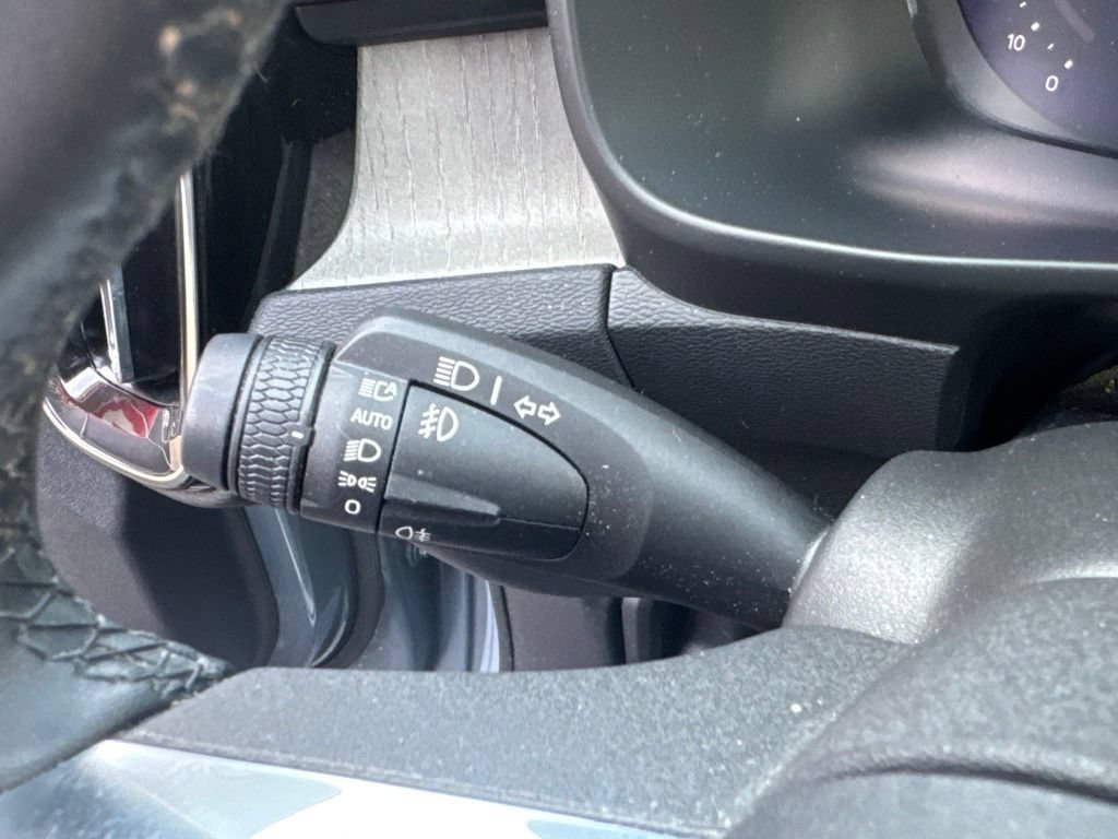 Used 2023 Volvo XC40 B5 Plus AWD/4WD image 38